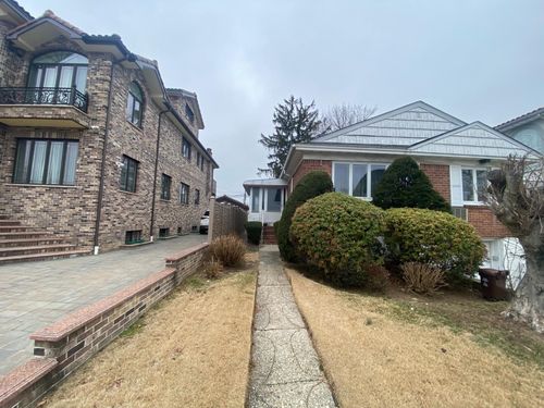 64 Cloverdale Blvd, Oakland Gardens, NY, 11364-2721 | Card Image