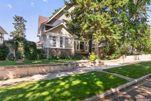 1046 Clifton Ave, House with 4 bedrooms, 3 bathrooms and 3 parking in Moose Jaw SK | Card Image
