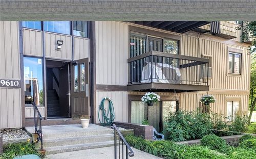 b18-9610 Cove Dr, North Royalton, OH, 44133-2748 | Card Image