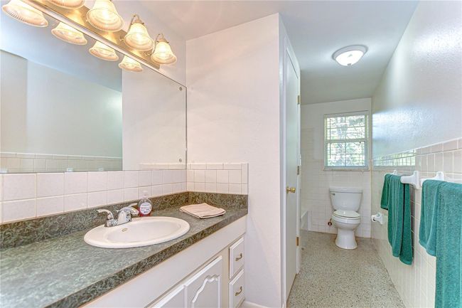 Hallway Bathroom | Image 18