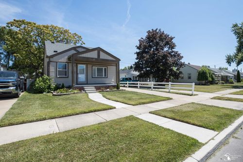 3867 17th St, Wyandotte, MI, 48192-6429 | Card Image