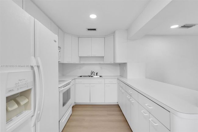 11030 Sw 42 Nd St, House other with 3 bedrooms, 3 bathrooms and null parking in Miami FL | Image 8
