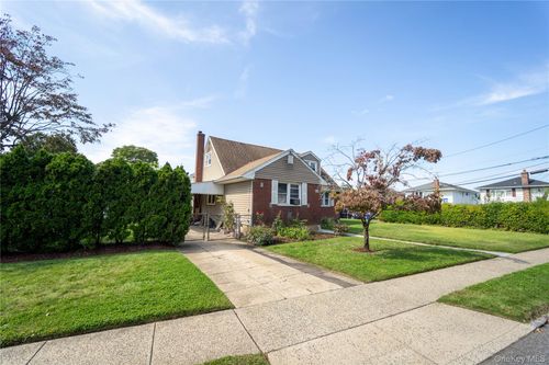 20 Hicksville Rd, Westbury, NY, 11590-2533 | Card Image