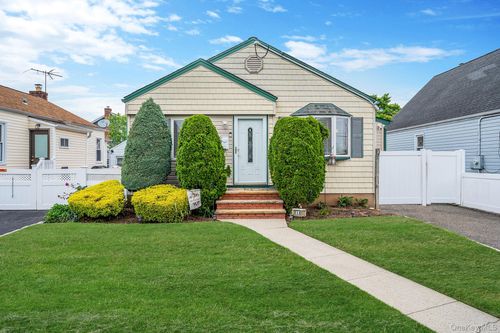 10 Gordon Ave, Westbury, NY, 11590-4118 | Card Image