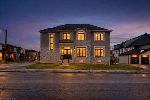 132 Settlers Road E, Oakville, ON, L6H0Y3 | Card Image
