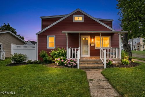 902 E 2nd St, Port Clinton, OH, 43452-1206 | Card Image