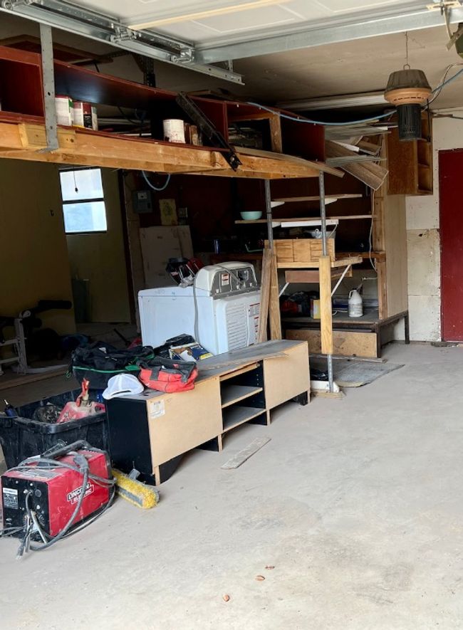Garage with independent washer and dryer | Image 11