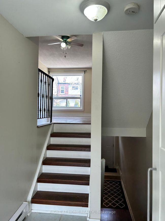 2 - 1666 Queen St E, Condo with 3 bedrooms, 2 bathrooms and 1 parking in Toronto ON | Image 5