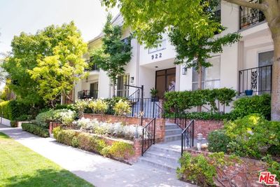 111 - 14th Street, Townhouse with 2 bedrooms, 2 bathrooms and 2 parking in Santa Monica CA | Image 1