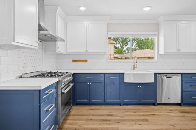 Kitchen with 42inch cabinets and quartz counter tops | Image 9