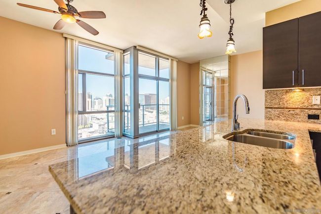 2301 - 800 The Mark Ln, House other with 2 bedrooms, 2 bathrooms and 2 parking in San Diego CA | Image 6