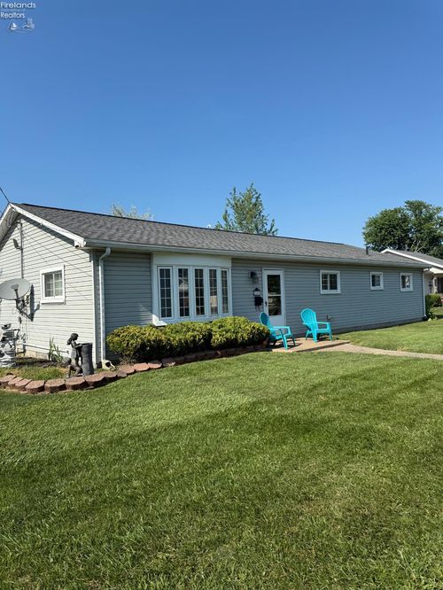 1109 E 3rd St, Port Clinton, OH, 43452-1219 | Card Image
