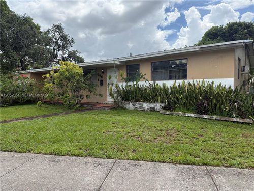 690 W 70th Pl, Hialeah, FL, 33014-4821 | Card Image
