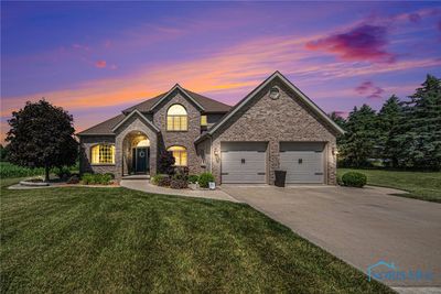 2348 sqft additional 1828 sqft in finished basement! | Image 2