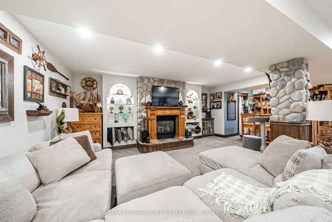 70 Oak Ave, House other with 6 bedrooms, 4 bathrooms and 7 parking in Dundas ON | Image 25