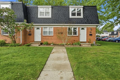 45315 Kensington St, Utica, MI, 48317-5921 | Card Image