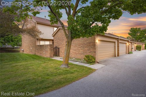 5345 Wright Way W, West Bloomfield, MI, 48322-2120 | Card Image