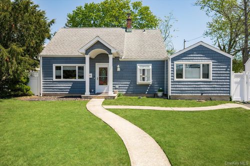17 Vista Ln, Levittown, NY, 11756-2608 | Card Image