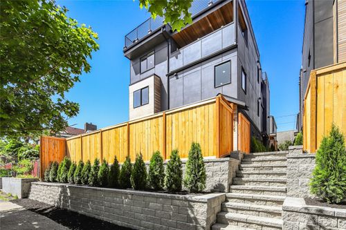 8105 18th Ave Sw, Seattle, WA, 98106-1863 | Card Image
