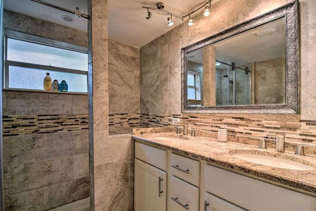 Full bathroom, totally updated | Image 6