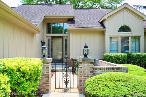 37616 N Laurel Park Dr, Livonia, MI, 48152-2661 | Card Image