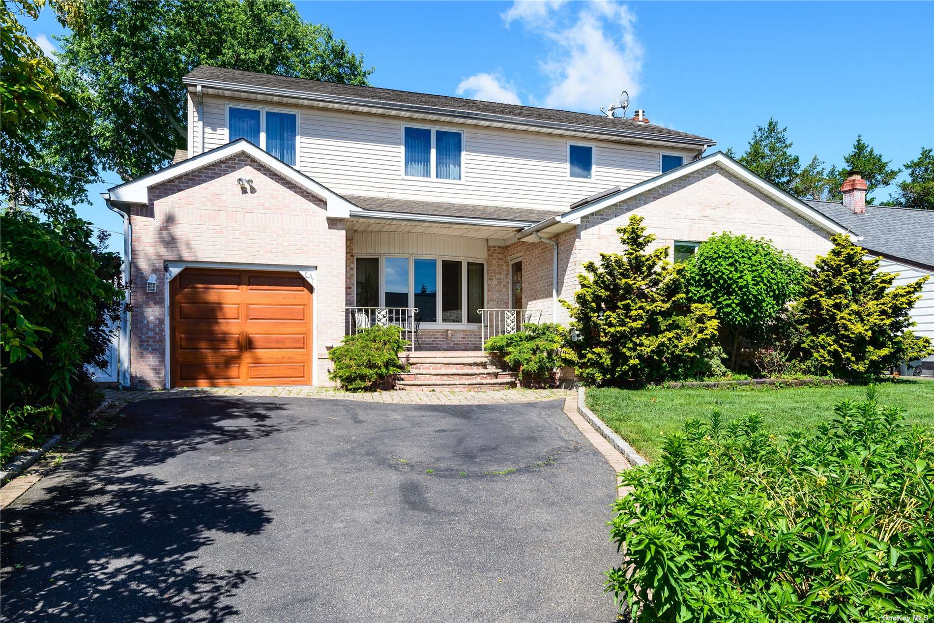 Knollwood Dr, Carle Place, NY 11514
