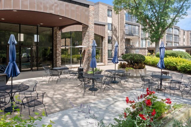 Lots of Outside Seating | Image 19