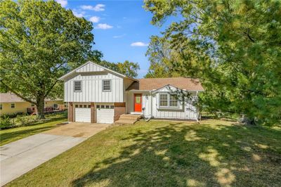 Tri-level home with a front yard and a garage | Image 2