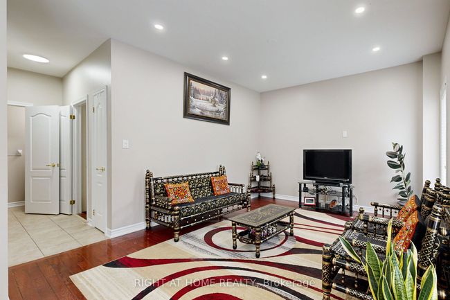 16 Sculptor St, House attached with 4 bedrooms, 3 bathrooms and 1 parking in Brampton ON | Image 7