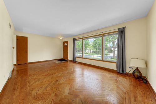330 Gareth Ln, Schaumburg, IL, 60193-3019 | Card Image