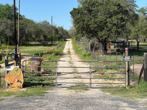 2-23330 Hickory Shadow, Elmendorf, TX, 78112-6172 | Card Image