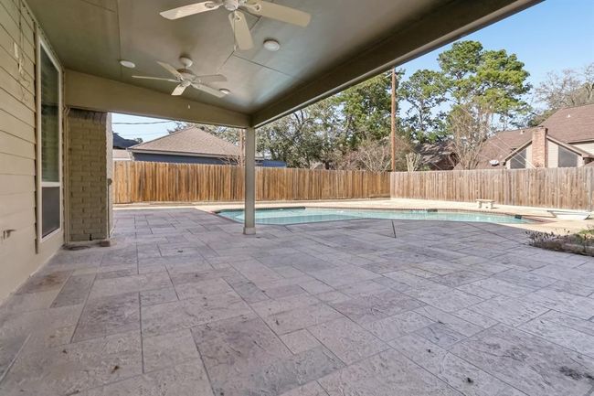 Spacious covered patio for outdoor entertaining | Image 32