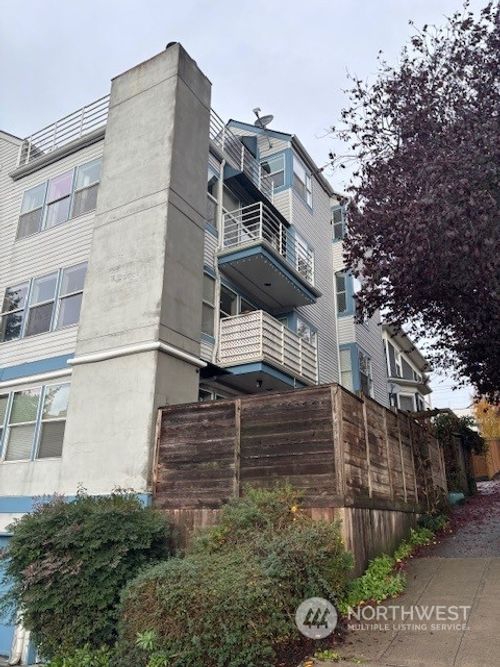 915 6th Avenue N, Seattle, WA, 98109 | Card Image