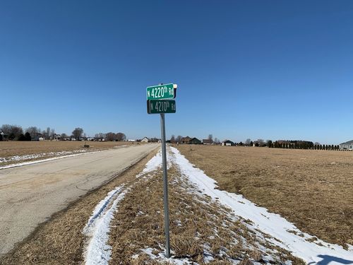 2447 N 4220th Rd, Sheridan, IL, 60551-9105 | Card Image