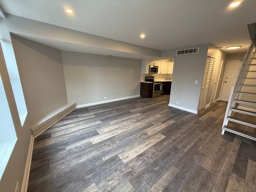 apt-303-744 W Gordon Ter, Chicago, IL, 60613-2239 | Card Image