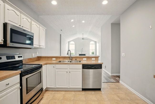 6214 Brickside Dr, Condo with 2 bedrooms, 2 bathrooms and null parking in New Albany OH | Image 11