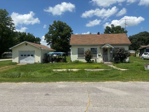 15 W Lee St, Aurora, MO, 65605-1154 | Card Image