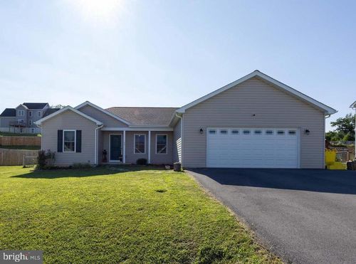 812 Duckwoods Ln, MARTINSBURG, WV, 25403-2612 | Card Image