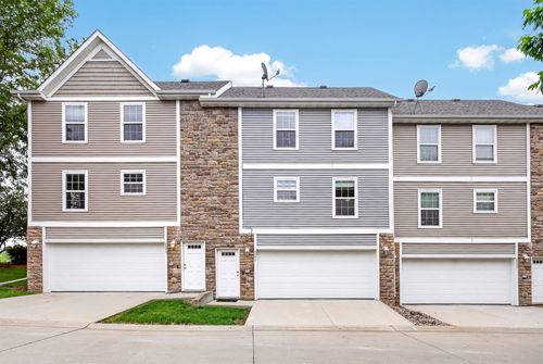 6397 Oak Creek Dr, Pleasant Hill, IA, 50327-8915 | Card Image