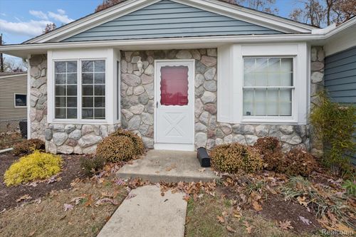 751 Norchester St, South Lyon, MI, 48178-1241 | Card Image