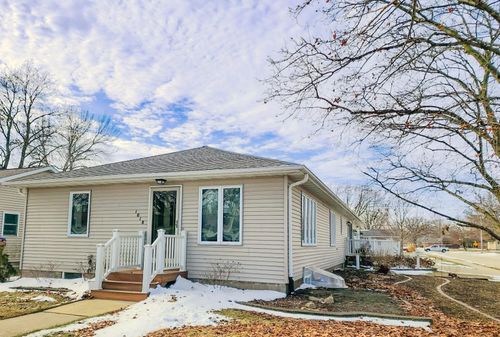 1018 New St, Manchester, IA, 52057-1334 | Card Image