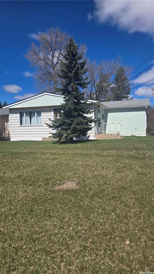 832 Peters Ave, Oxbow, SK, S0C2B0 | Card Image