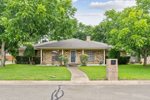 1100 Briarcliff Dr, Arlington, TX, 76012-5319 | Card Image