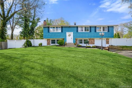 12 Branch Ln, East Setauket, NY, 11733-3317 | Card Image