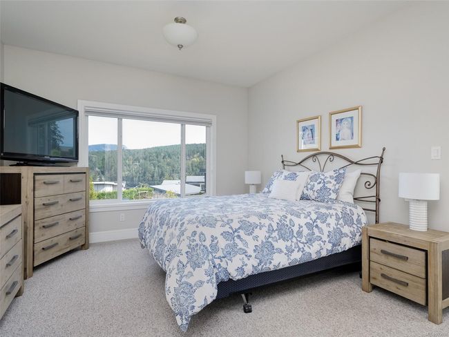 Fits a kingsized bed and funiture easily. | Image 11