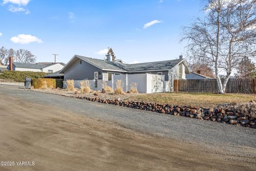 209 S Ridgeway Dr, YAKIMA, WA, 98901 | Card Image