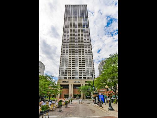 19g-1030 N State St, Chicago, IL, 60610-5494 | Card Image