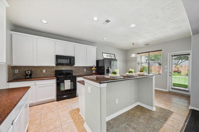 A joy to cook in this fully equipped kitchen w/ new microwave (5/25), refrigerator (1/18), stainless steel dishwasher (11/23), gas range. | Image 19