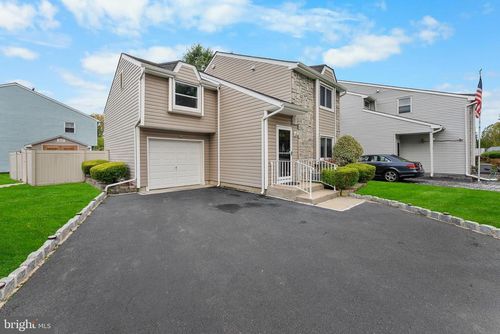 17 Winchester Dr, East Windsor, NJ, 08520-2608 | Card Image