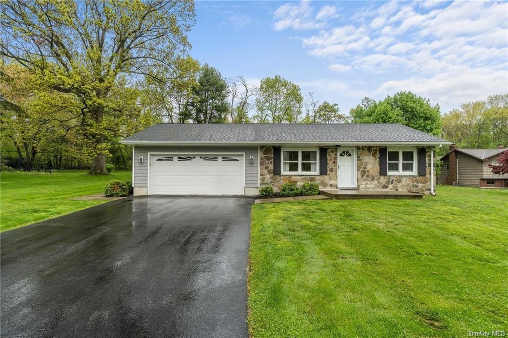 Jacqueline St, New Windsor, NY 12553